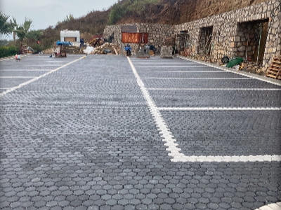 Parkim privat me pllake otto e bardhe dhe e zeze Parkim privat me pllake otto e bardhe dhe e zeze